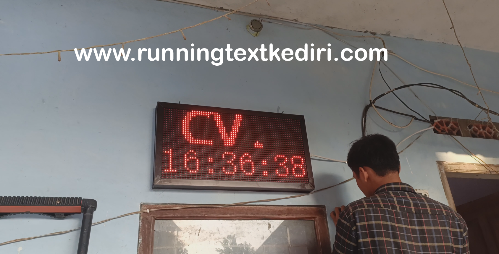 <p>Salah satu solusi efektif adalah penggunaan running text atau papan LED digital. Running text berfungsi sebagai media informasi berjalan yang dapat menyampaikan instruksi, peringatan, serta data hasil penimbangan secara real-time.&nbsp;</p>